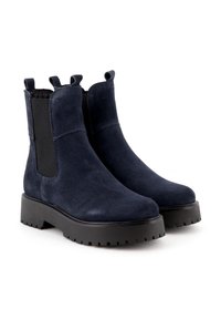 Stivaletti alla caviglia in suede blu navy con pannelli laterali elasticizzati, suola nera chunky e linguette nella parte superiore per una calzata facile. Finitura testurizzata.