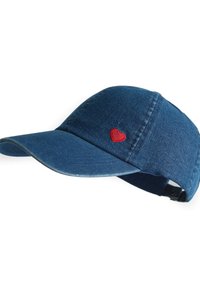 Blaues Jeans-Baseballcap mit einem kleinen roten, aufgestickten Herz auf dem vorderen linken Panel und einem verstellbaren Riemen hinten.