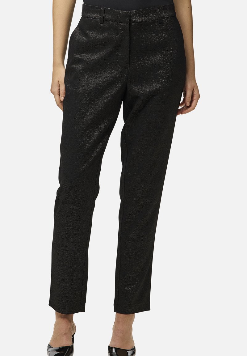 Pantalons noirs avec une finition texturée et brillante. Présente une coupe ajustée, un design à jambe droite et un devant plat avec poches.