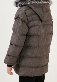 Harmaa toppatakki hupulla, jossa tekoturkisreunus, tikattu kuvio ja resorireunaiset hihat. Sileä, teksturoitu kangas.