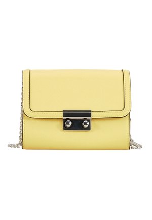 Bolso bandolera rectangular amarillo de piel con correa de cadena plateada y cierre rectangular plateado en la solapa frontal.