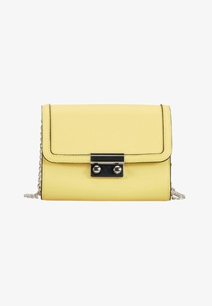 Bolso bandolera rectangular amarillo de piel con correa de cadena plateada y cierre rectangular plateado en la solapa frontal.