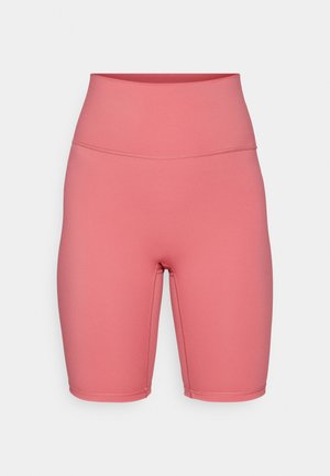 Pantalone za bicikl u ružičastoj boji visokog struka, izrađeni od rastezljivog materijala, s glatkom teksturom i oblikovanim krojem, završavaju do sredine bedra.