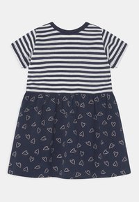 Sukienka z krótkim rękawem z pasiastą górą w kolorze granatowym i białym oraz jednolitą granatową spódnicą w małe, jasne serca.