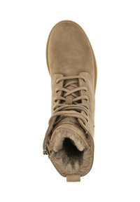 Bota de ante marrón con cordones, punta redondeada y un suave forro de piel de pelo visible en la parte superior. Presenta una cremallera lateral para facilitar su uso.