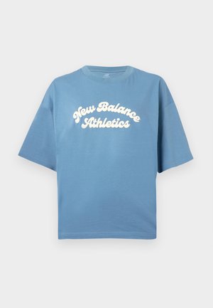 Zila kokvilnas T-krekls ar brīvu piegriezumu, ar īsām piedurknēm un apaļu kakla izgriezumu. Centrāli drukāts balts "New Balance Athletics" logo.