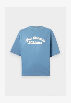 Blauwe katoenen t-shirt met een losse pasvorm, met korte mouwen en een ronde hals. Witte "New Balance Athletics" logo centraal gedrukt.