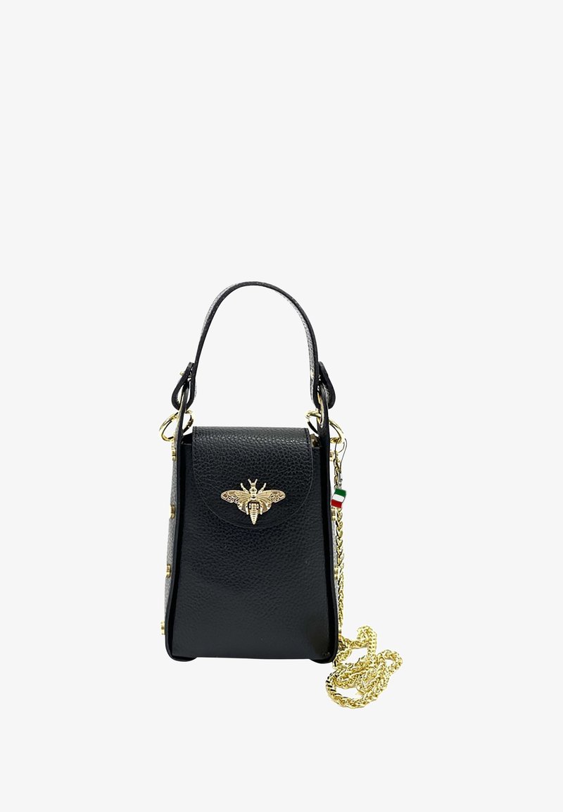 Sac à main en cuir noir au design structuré, doté d'un emblème en or en forme d'abeille et d'une bandoulière en chaînette dorée. Surface texturée avec un fermoir à rabat.