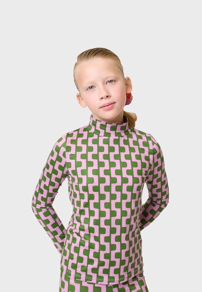 Langärmliges Oberteil mit einem grünen und pinken geometrischen Muster, aus dehnbarem Material gefertigt, mit einem hohen Kragen und taillierter Silhouette.