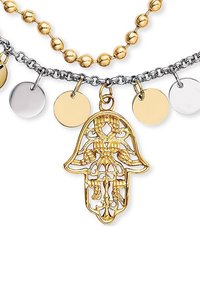 Collana multi-strato in tono oro e argento con pendente hamsa in filigrana, arricchita da dischi metallici rotondi e dettagli di perline.