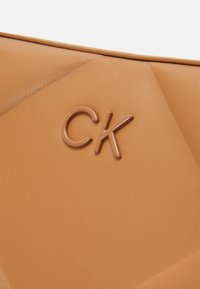 Calvin Klein RE LOCK QUILT CAMERA BAG - Rankinė per petį - brown sugar
