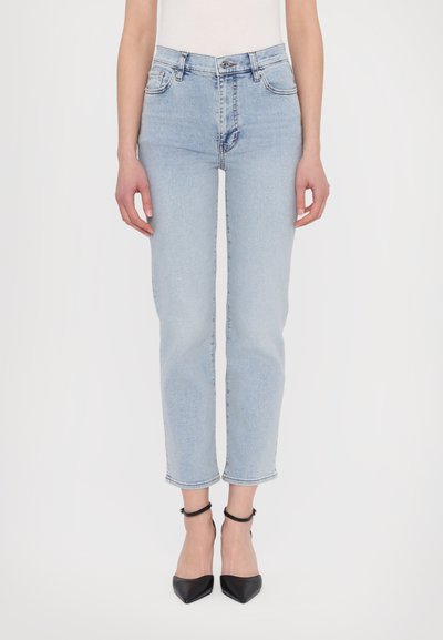 Lys blå denim jeans med høj talje, lige pasform, fem-lomme design og rå kant. Sættes sammen med sorte spidse hæle.