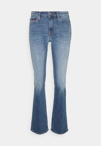 Pantalones vaqueros de campana azules de mezclilla, con un efecto de lavado en degradado de claro a oscuro. Incluyen cinco bolsillos y un cierre de botón de metal.