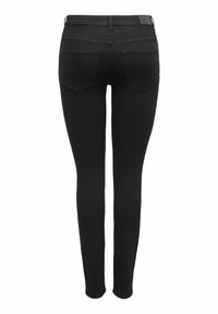 Juodos siaurėjančios džinsinės kelnės, pagamintos iš džinsinio audinio, pasižyminti paprastu dizainu su dviem galinėmis kišenėmis ir aptemptu prigludimu, be matomų papuošimų.