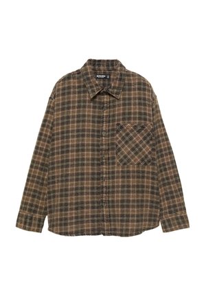 Camicia a maniche lunghe a quadri marrone e nera, con bottoni, una tasca sul petto e colletto classico, distesa su uno sfondo bianco.