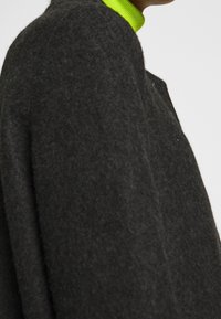 Vero Moda Abrigo corto - mottled dark grey