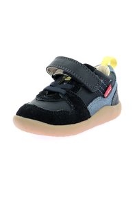 Scarpina per bebé nera e blu, realizzata in pelle e suede, con una fascia in velcro, punta rotonda e suola beige leggera.
