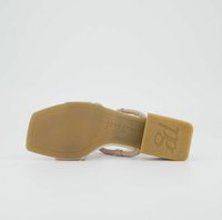 Sandal con tacco beige con tomaia in pelle liscia, tacco quadrato in blocco e suola in gomma. Presenta il marchio sulla suola.
