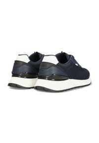 Námornické pletené tenisky s bílou střední podrážkou a černými akcenty. Jsou vybaveny pevným patním kapesním a texturovaným tkaninovým detailem pro zvýraznění designu.