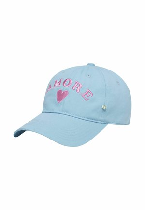 Casquette de baseball bleu clair à visière incurvée, avec le texte rose brodé "AMORE" et un cœur sur le devant, ainsi qu'un petit détail en métal en forme de trèfle sur le côté.