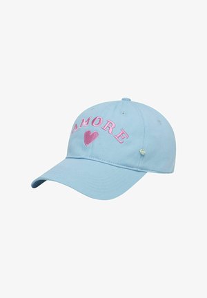 Casquette de baseball bleu clair à visière incurvée, avec le texte rose brodé "AMORE" et un cœur sur le devant, ainsi qu'un petit détail en métal en forme de trèfle sur le côté.