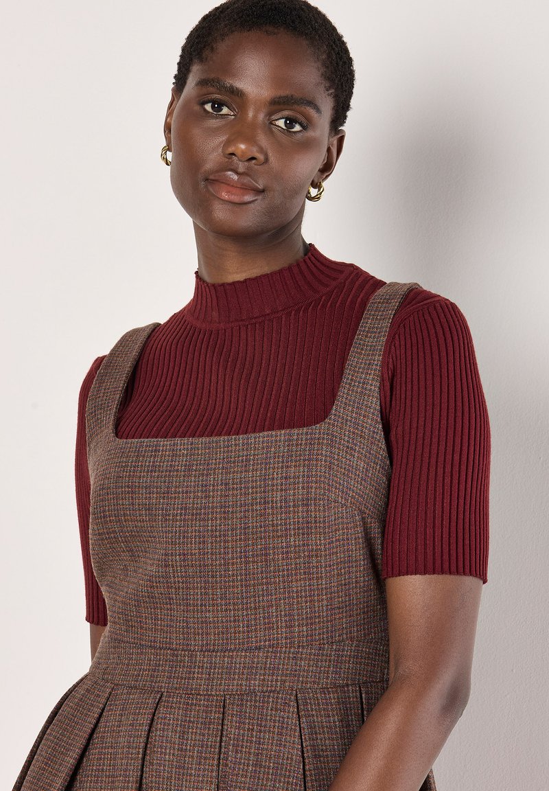 Apricot CHECK PLEATED SKATER MINI - Day dress - burgundy/bordeaux - Zalando