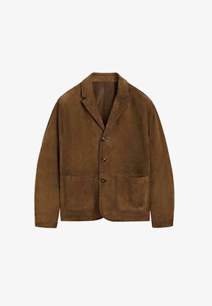 Blazer en daim marron avec un col cranté, quatre boutons à l'avant et deux grandes poches plaquées. Texture douce avec un design épuré et minimaliste.