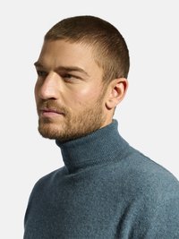 Strick-Turtleneck-Pullover aus weichem, strukturiertem Wollmischgewebe, mit einem gerippten Kragen und einer melierten blauen Farbe.
