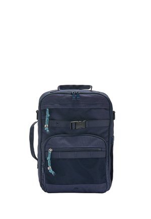 Granatowy prostokątny plecak z wieloma zamykanymi na suwak przegrodami, czarnym paskiem z klamrą na przedzie oraz wyściełanym górnym uchwytem.