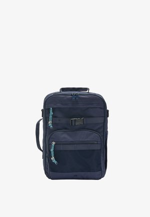 Granatowy prostokątny plecak z wieloma zamykanymi na suwak przegrodami, czarnym paskiem z klamrą na przedzie oraz wyściełanym górnym uchwytem.