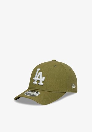 Casquette de baseball LA vert olive avec logo brodé blanc et visière incurvée, vue sous un léger angle sur fond blanc.