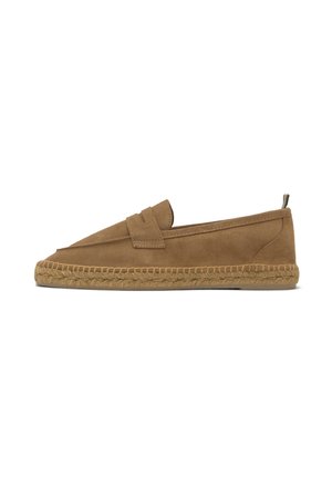 Mocassino espadrille in camoscio marrone con suola in juta intrecciata e tirante sul tallone, mostrato di profilo su sfondo bianco.