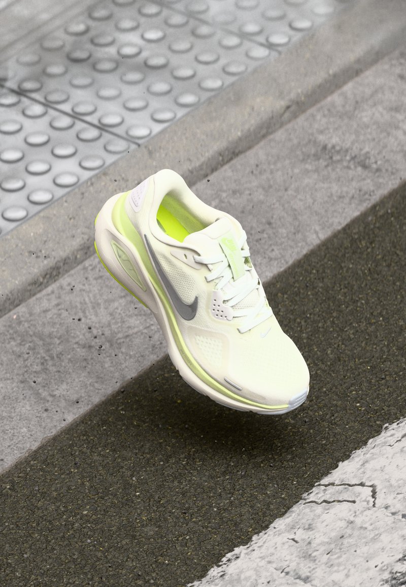Nike Performance STRUCTURE 26 - Løpesko for vei - summit white/chrome/barely volt/sail/pure platinum/volt