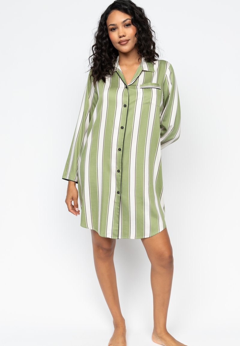 Zielono-biała sukienka koszulowa w paski z długimi rękawami, z guzikami z przodu i jedną kieszonką na piersi; uszyta z miękkiej, lekkiej tkaniny.