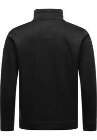 Maglione nero a collo alto con texture a coste e design aderente. Include un piccolo logo sulla spalla sinistra.