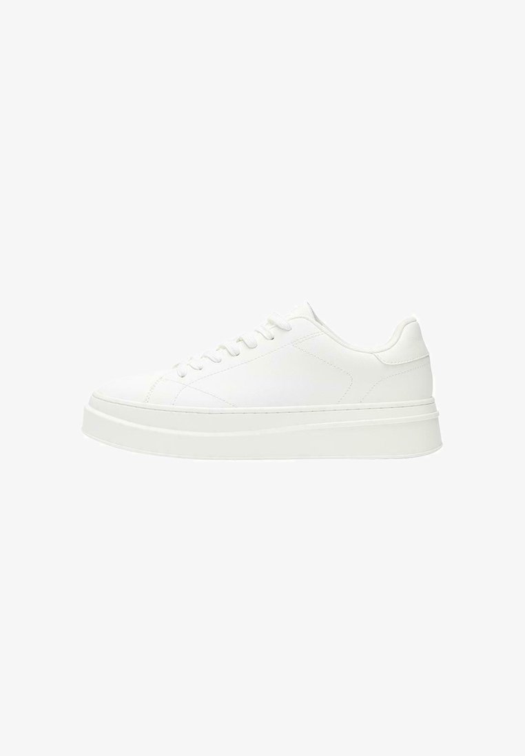 Weiße Sneaker mit einem glatten Lederoberteil, flachen Schnürsenkeln und einer dicken Gummisohle. Das minimalistische Design verfügt über subtile Nähte und nahtlose Akzente.