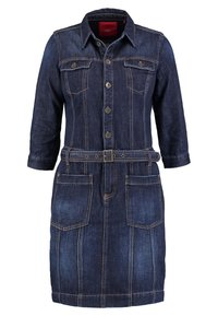 Denimklänning, mörkblå, knappstängd front, spetsig krage, trekvartsärmar, bälte i midjan, två bröstfickor och synliga sömnadsdetaljer.