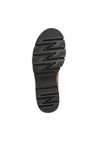 Suela de zapato de goma negra con patrón de tracción en zigzag, que presenta surcos prominentes y una impresión del logo de la marca cerca del talón.