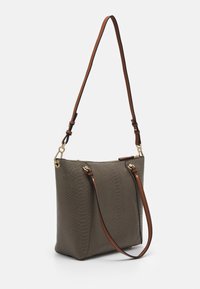 Szara torebka o fakturze skóry węża, z brązowymi paskami na ramię i złotymi elementami metalowymi. Zamykana na suwak od góry.