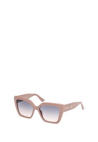 Gafas de sol de plástico rosa con montura cuadrada de gran tamaño, lentes con degradado de oscuro a claro y adornos decorativos en las patillas con pequeñas gemas.