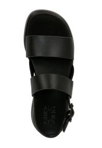 Sandal nero con due ampi cinturini testurizzati e punta rotonda. Fodera interna liscia e dettaglio con fibbia sul lato. Suola piatta.