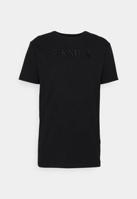 Schwarzes Baumwoll-T-Shirt mit kurzen Ärmeln und Rundhalsausschnitt. Ein erhobenes, monochromes "SIKSILK"-Logo ist auf der Vorderseite gestickt.