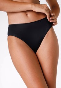 Parte inferiore del bikini nera a vita alta, realizzata in tessuto liscio, con finitura pulita e cuciture minime, adatta per il costume da bagno.