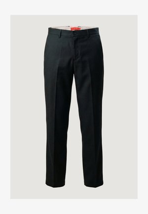 Czarne, formalne spodnie o prostych nogawkach z zapięciem na guzik i zamek z przodu, szlufkami na pasek oraz bocznymi kieszeniami na jednolitym jasnym tle.