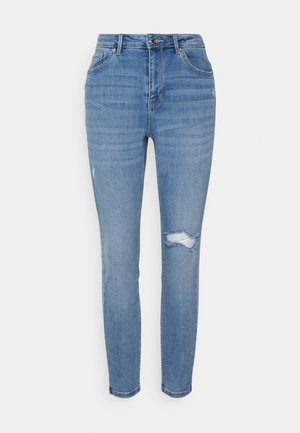 Jeans de ganga azul claro com corte slim, apresentando uma cintura de altura média, desvios subtis e um detalhe de joelho desgastado. Design clássico de cinco bolsos.