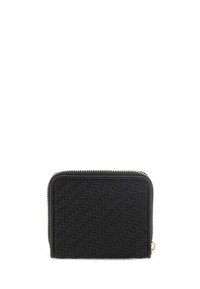 Portafoglio in pelle intrecciata nera con chiusura a zip, caratterizzato da un motivo testurizzato e bordi lisci, progettato per una conservazione compatta.