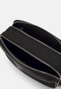 Guess VEZZOLA JACQUARD UNISEX  - Keresztpántos táska - coal/black