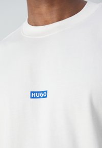 HUGO NALONO - Print T-shirt - open white