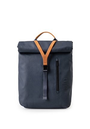 Marineblauer Rucksack mit Rollverschluss, braunem Ledergriff und -riemen, vorderer vertikaler Reißverschlusstasche und eingeprägtem "a/nu" Logo auf der rechten Vorderseite.