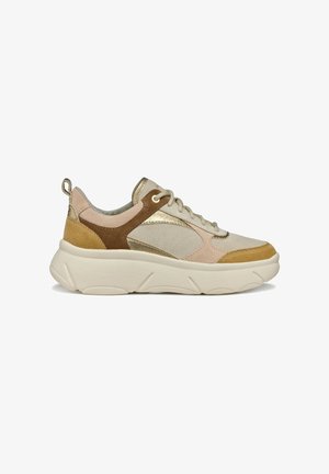 Zapatillas con parte superior beige, acentos de ante rosa y marrón, y detalles metálicos dorados; cuentan con una suela gruesa color crema y un diseño con cordones.